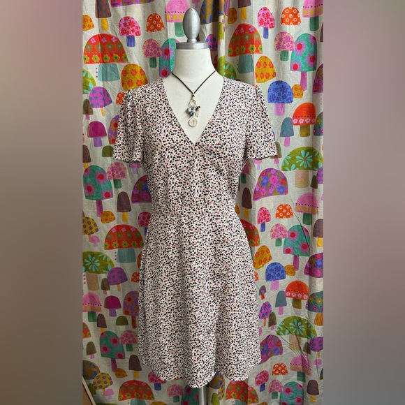 J. Crew Dresses & Skirts - J Crew Mercantile Floral V Neck Dress. Size 4